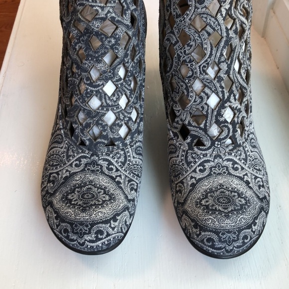 JOHN Fluevog Baroque Murillo Diamond Perforated Boot size 10 paisley print - Picture 3 of 16
